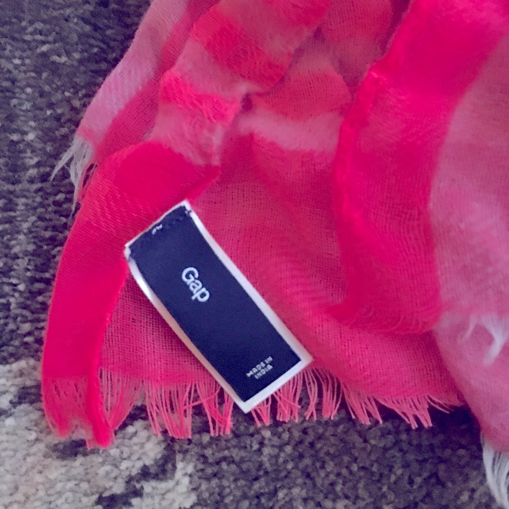 Pink GAP scarf - Picture 2 of 3